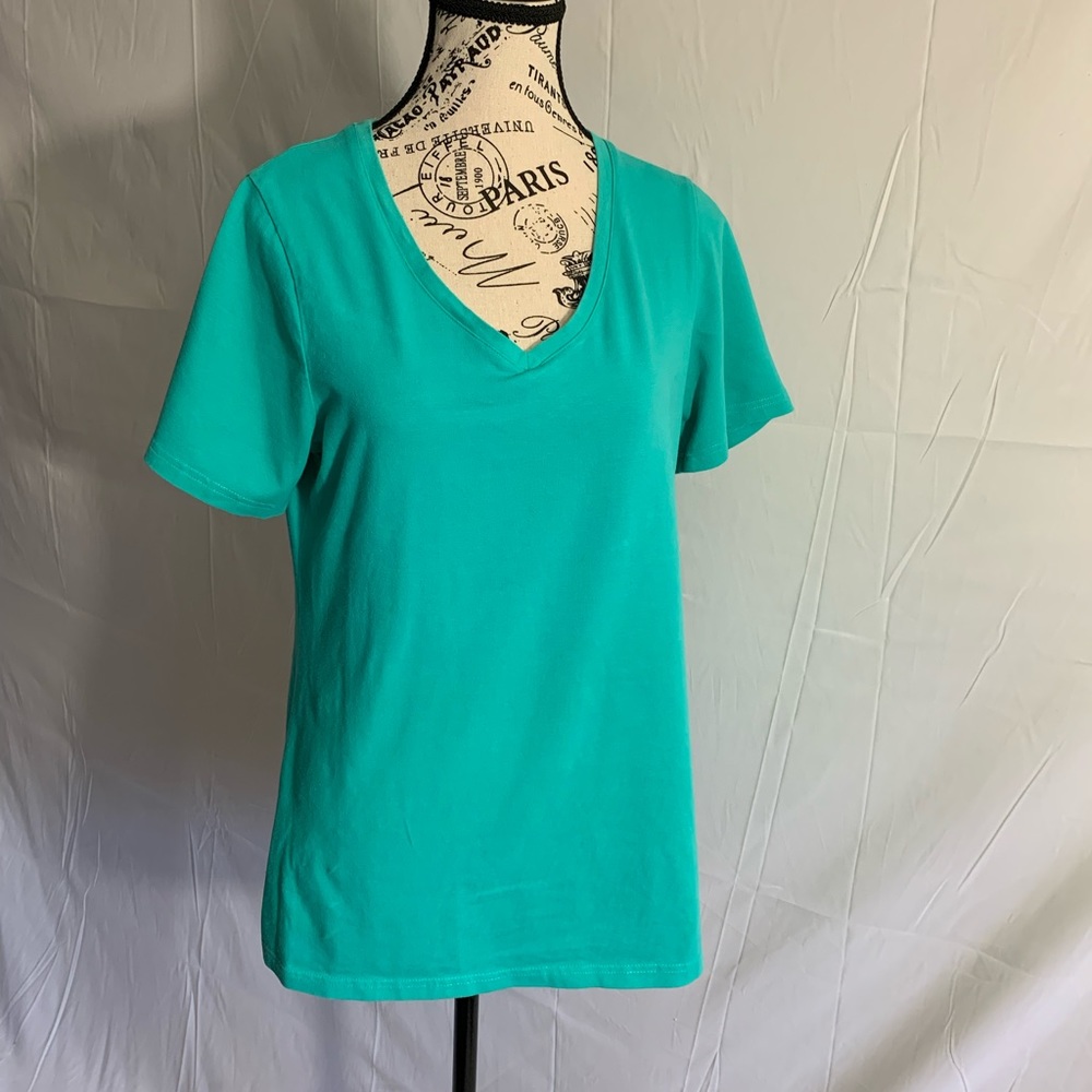 Avenue Active wear Medium Soft Teal green Your Tee Shirt. V neck. Pullover.